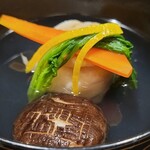 帰燕 - 【お椀】
            蟹しんじょう、焼きホタテ、焼き椎茸
