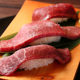 和牛の寿司や、冷麺などの一品料理も豊富に取り揃えております◎