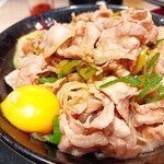 伝説のすた丼屋 - 生卵は自分で乗せます