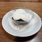 和菓子の楽emon. - コーヒーのわらびもち 生クリームのせ 486円