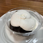 和菓子の楽emon. - コーヒーのわらびもち 生クリームのせ 486円