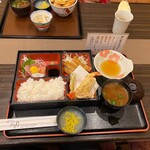 かもめ - 日替り弁当　奥は日替り丼ミニ（海老天とじ）