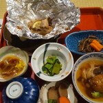 鶴の湯温泉 - 夕食、左上から時計回りに「きのこのホイル焼き」「ぜんまい炒め」「こまち団子」「お新香(いぶり大根、いぶり人参)」「なめこ」「高菜辛子和え」