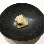 レーヌ デ プレ - シェフの、遊びゴコロ①：炙った北海道産ブリ、二十日大根の極薄切り、スプラウト、酢橘の香り