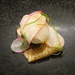 レーヌ デ プレ - シェフの、遊びゴコロ①：炙った北海道産ブリ、二十日大根の極薄切り、スプラウト、酢橘の香り