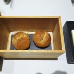 レーヌ デ プレ - 木のお櫃に入れた胡桃のパン、バター