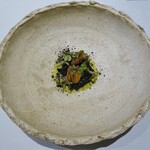 レーヌ デ プレ - 鮑と茸：鮑とトランペット茸のソテー、玉ねぎのピュレ、うに・鮑の肝パウダー、生うに、オレンジオイルの香り