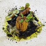 レーヌ デ プレ - 鮑と茸：鮑とトランペット茸のソテー、玉ねぎのピュレ、うに・鮑の肝パウダー、生うに、オレンジオイルの香り