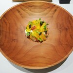 レーヌ デ プレ - オマール 海老：レアに仕上げたオマール海老、熟した柿、黒胡椒、クリームチーズ、キャビア、胡桃の香り