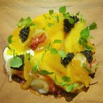 レーヌ デ プレ - オマール 海老：レアに仕上げたオマール海老、熟した柿、黒胡椒、クリームチーズ、キャビア、胡桃の香り