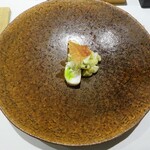 レーヌ デ プレ - スジアラ（16日目）：レアに火入れした16日熟成した「スジアラ」] [b:帆立で作ったせんべい、ケッパーパウダー、ディルオイル、カリフラワー、生カリフラワーのスライス