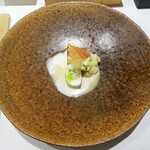 レーヌ デ プレ - スジアラ（16日目）：レアに火入れした16日熟成した「スジアラ」] [b:帆立で作ったせんべい、ケッパーパウダー、ディルオイル、カリフラワー、生カリフラワーのスライス、魚出汁のミルクスープをかけて