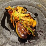 レーヌ デ プレ - 熊本産黒毛和牛の低温ロースト：サーロインのロースト、フォアグラ、ジロール茸、黒ニンニクソース、黒オリーブパウダー