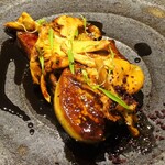 レーヌ デ プレ - 熊本産黒毛和牛の低温ロースト：サーロインのロースト、フォアグラ、ジロール茸、黒ニンニクソース、黒オリーブパウダー