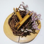 レーヌ デ プレ - 焼きりんご：チュイール生地で挟んだ焼きリンゴのシャーベット