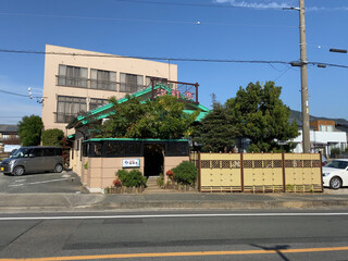 Ajino Yakata Kaisentei - 建物外観　道路の反対側から見る。
                        駐車場は店の左右に十分あります。