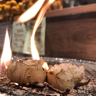 在吧台可以享用備長炭的炭烤烤肉。