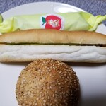 ポポロ - 手前が肉まん、奥がコロネ