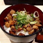 伝統熊本豚骨 伝 - 炙りチャーシュー丼のアップ