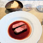 La Brianza - こっくりと甘みのある赤ワインソースなのだけど、お肉の味わいを邪魔するのでなく寄り添い引き立てて格上げするソースなのが素晴らしい〜☆ 随分とお腹は膨れてきてたけれどパンを浸して食べずにいられなかったわ♡