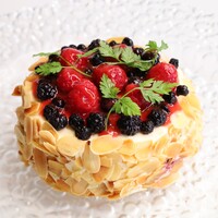 甘酸っぱいお祝いミックスベリーケーキ