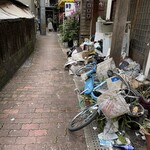 湖月 - お店への歩道