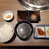 焼肉・しゃぶしゃぶ たちばな ヒルトンプラザイースト店 - 牛ヒレステーキランチのご飯とスープ