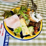 Taishuu Itaria Shokudou Areguro - ドルチェセット
                        前菜5種盛り
                        (左から)イタリアモルトデッラハム・イタリアオムレツのフリッタータ・ブロッコリーのペペロンチーノ・カポナーラ・パルメザンチーズのパテ