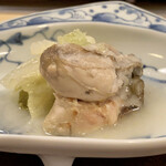 162307988 - 北海道仙鳳趾の真牡蠣
                      お米と野菜の発酵出汁をかけた温かいお鍋風な料理です。
                      味付けはせず発酵出汁のみですが、軽い酸味に白菜の甘みがより良く感じられます。
                      牡蠣のミネラルに発酵出汁がとても合います。