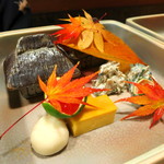 桜田 - 八寸　（イクラ、玉子と魚のすり身のカステラ、百合根の茶巾　大徳寺納豆入り、ほうれん草、舞茸、蒟蒻の白和え、トンブリ）