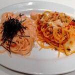 ボッソ - 豚バラ肉と白菜 葉大根のトマト煮込みソースパスタ&イカとフレッシュトマトの明太子クリームパスタのハーフ＆ハーフ(大盛) ♪