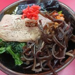 とんこつラーメンいしい - ライスにトッピングのせて