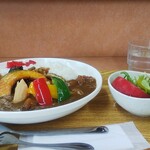 小さな食堂 ヒロ - 夏野菜カレー (税込)600円 ※角度を変えて (2021.11.17)