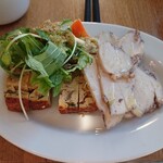cervo - 前菜玉子焼きとかチキンとかサラダとか