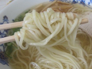 歌町 - 麺は多加水でやわらかめで仕上がってくる