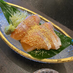 徳山鮓 - 新鮮なビワマスのお造り！卵も贅沢に振りかけられています。