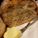 シェ・モモ - とっても美味しい自家製天然酵母パン   オリーブオイルかバターで