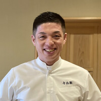 鮨 十兵衛 - ご主人の塚田さんはがっちりした体格の温厚な方。「すし善」のベテラン職人さんとの話題が懐かしい。