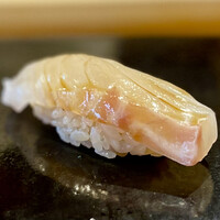 鮨 十兵衛 - ①ヒラスズキ（福井）～地元に根付いたちょっと沖の岩場にいるスズキ。時化の後の定置網で獲れることが多く、スズキより味が濃い魚。