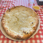 Pizzeria da Ciro - クアトロフォルマッジ（ハチミツ添え）
