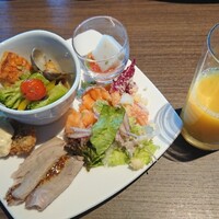 スカイビュッフェ51 - 魚料理が多いのがいい。サーモンがおいしい