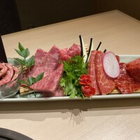牛刺しと焼肉 仔虎 クリスロード店 - 極み盛り＋千本筋