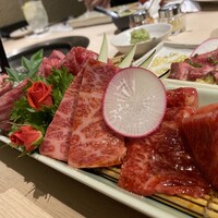 牛刺しと焼肉 仔虎 クリスロード店 - 極み盛り＋千本筋