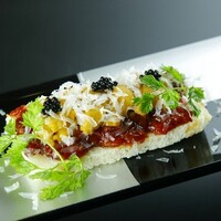 熊本で愛される桜ユッケが主役『雲丹生ユッケパン　キャビア添え』