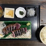 土佐たたき道場 - 藁焼きカツオのタタキ定食1600円