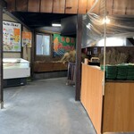 土佐たたき道場 - 左奥のケースでカツオを選び、その奥で藁焼きが出来る。そして手前右で出来上がったカツオをカットしてくれる。