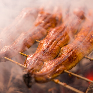 絶妙な焼き加減のうなぎと秘伝のタレが絡み合う美味しさを堪能