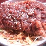 かつ亭　おし田 - キャベツの千切りの上に味噌カツがのった丼