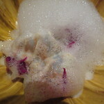 研覃 ほりべ - 泡のお出汁の下から紫菊花・焼き霜帆立・原木椎茸・梨が出てきました