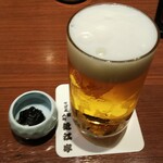 近江家 - エビスビールのグラス（￥４００）と、お通しの蕎麦味噌